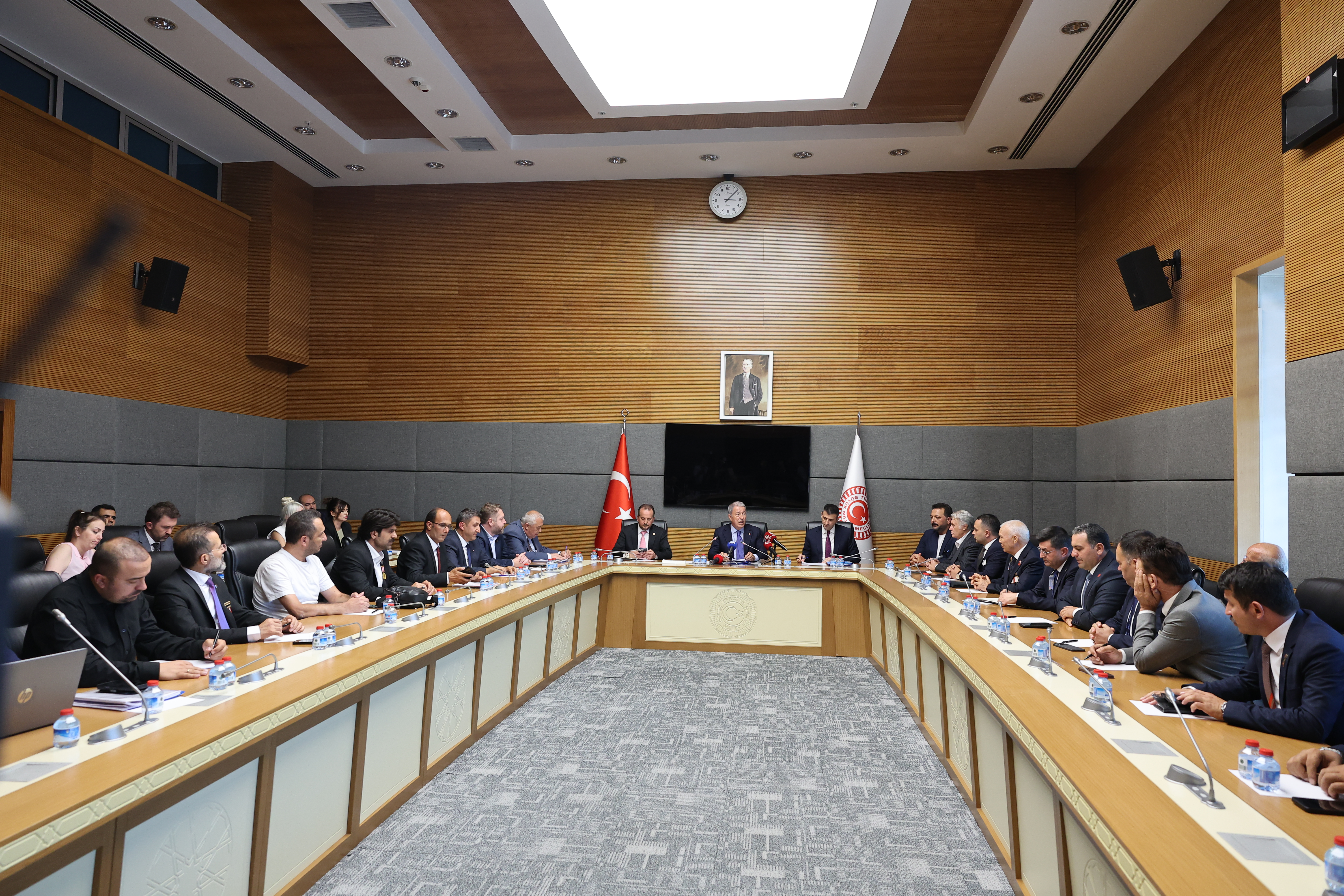 TBMM MİLLİ SAVUNMA KOMİSYONU BAŞKANI AKAR, MECLİS'TE ŞEHİT AİLELERİ VE GAZİLERİ TEMSİL EDEN DERNEK, VAKIF VE SENDİKA YÖNETİCİLERİYLE BİR ARAYA GELDİ